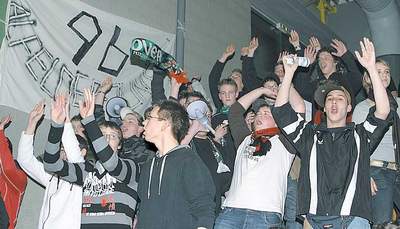 96 Fans feiern den Sieg gegen Ramlingen/Ehlershausen